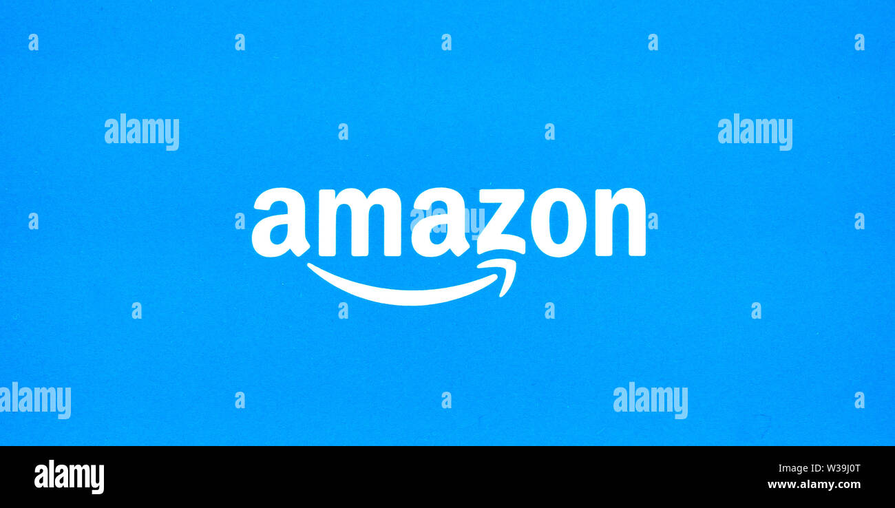 MONTREAL, Canada - 17 dicembre 2018: Amazon la scrittura su una casella blu di Amazon eco. Amazon Echo e Echo Dot sono un marchio di altoparlanti intelligente sviluppato da Foto Stock