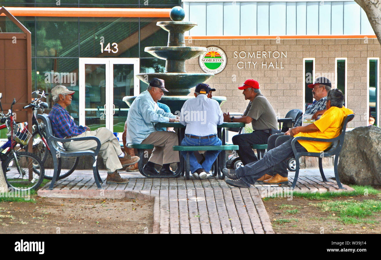 Gli anziani a giocare a carte senior center nella città di confine di Nogales Arizona Foto Stock