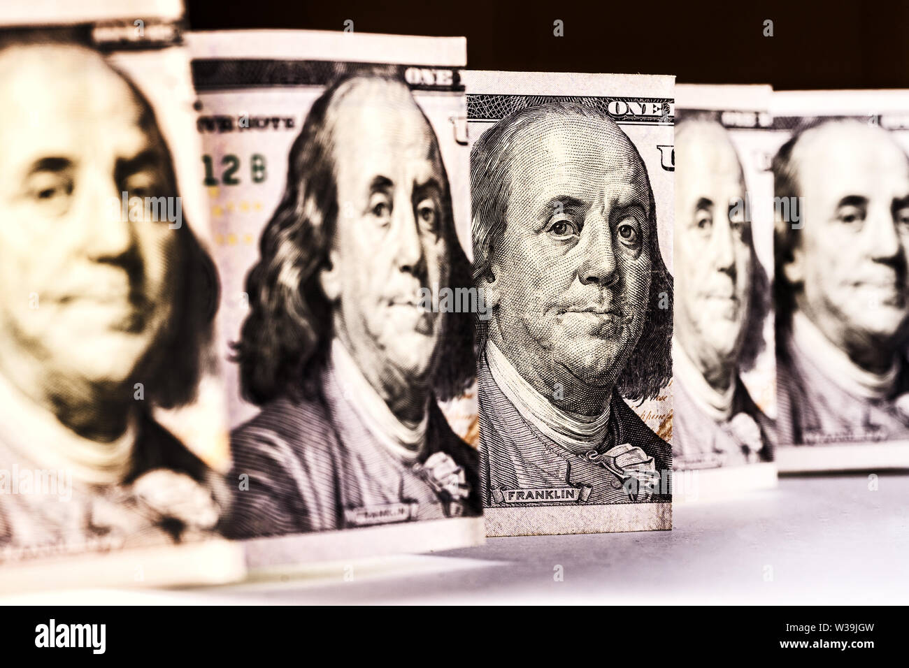 100 dollari, lo sguardo di Benjamin Franklin, posizione verticale di close-up. Foto Stock