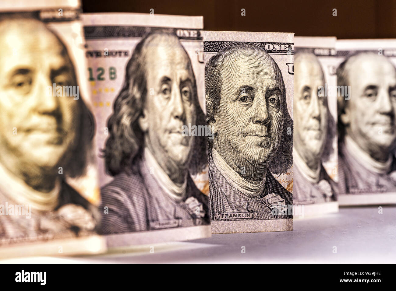100 dollari, lo sguardo di Benjamin Franklin, posizione verticale close-up Foto Stock