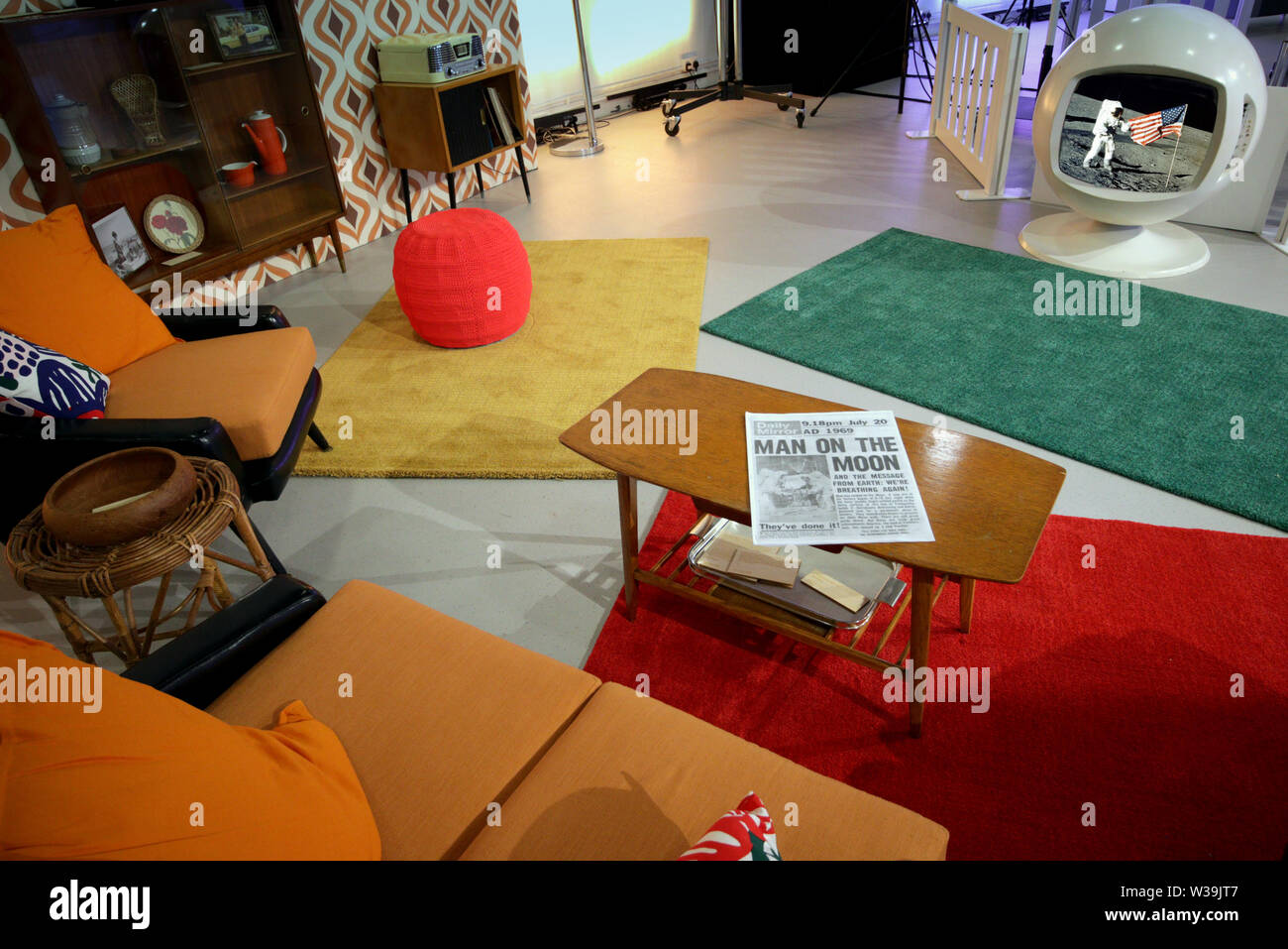 Glasgow, Scotland, Regno Unito 13 luglio, 2019. L'uomo sulla luna mostra presso la Glasgow Science Centre per commemorare il cinquantesimo anniversario del primo sbarco sulla luna. Con una sensazione degli anni sessanta un salotto insieme con una luna tv e radio periodo con articoli per la casa di moda, Gerard Ferry/ Alamy Live News Foto Stock