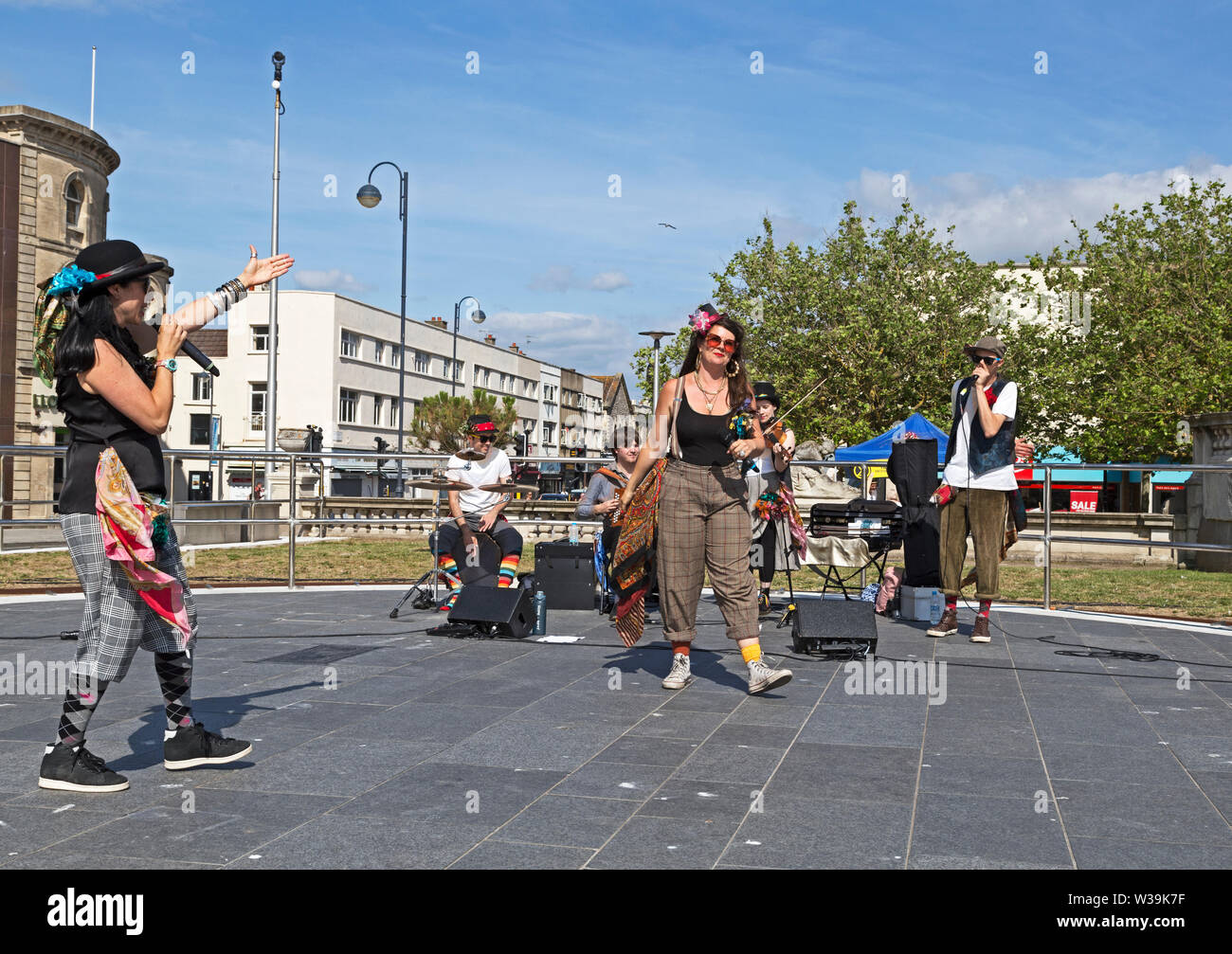 Folk Dance Remix a Whirligig Festival in Weston-super-Mare, Regno Unito il 13 luglio 2019. Foto Stock