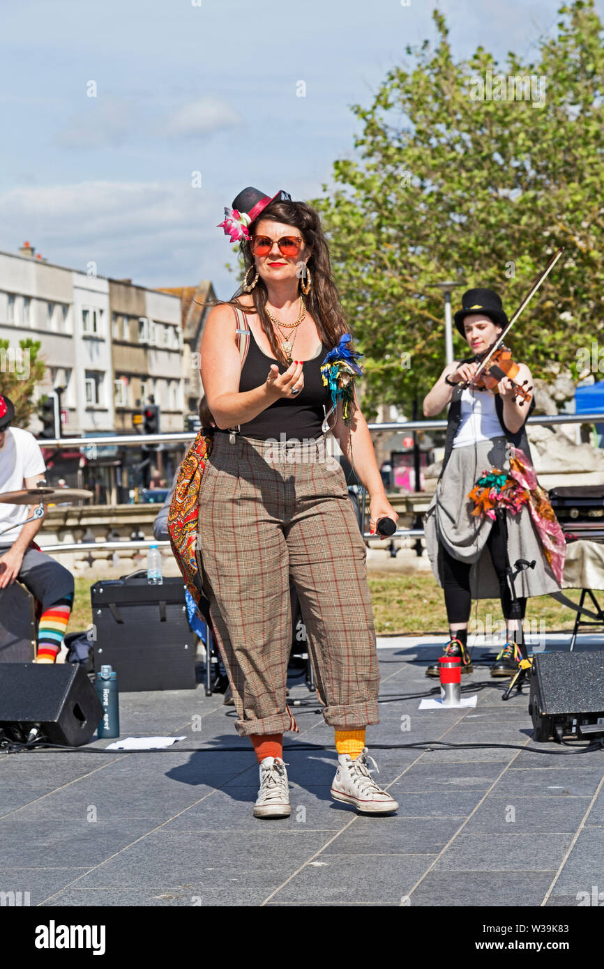 Folk Dance Remix a Whirligig Festival in Weston-super-Mare, Regno Unito il 13 luglio 2019. Foto Stock