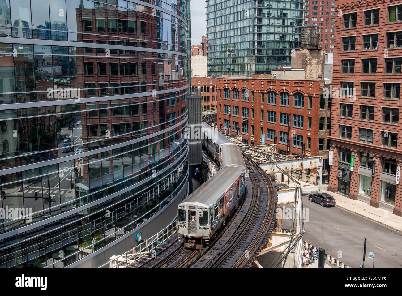 Vista di Chicago treno EL da pozzi Kinzie Garage nei pressi di Merchandise mart station Foto Stock