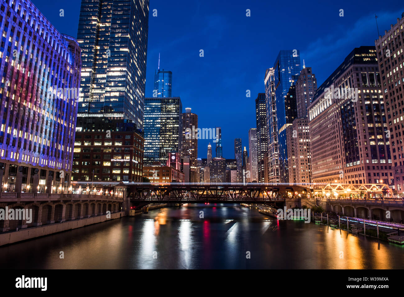 Vista del Nord wells street bridge sentieri di luce e il fiume da Franklin-Orleans Street Bridge al blue ora Foto Stock