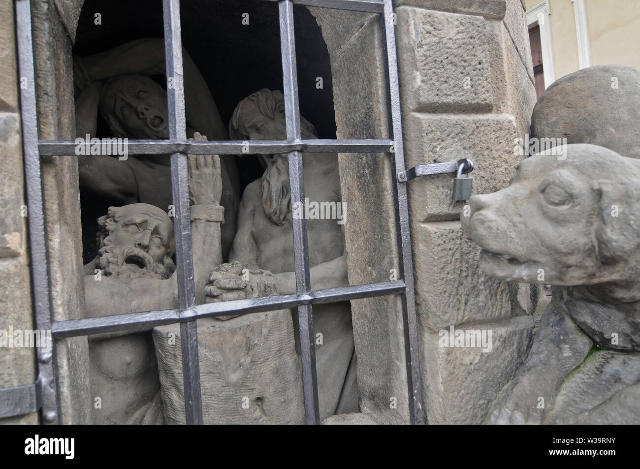 Charles Bridge: statue di San Giovanni di Matha, San Felice de Valois e San Ivan (statue del Trinatarians). Praga, Repubblica Ceca Foto Stock