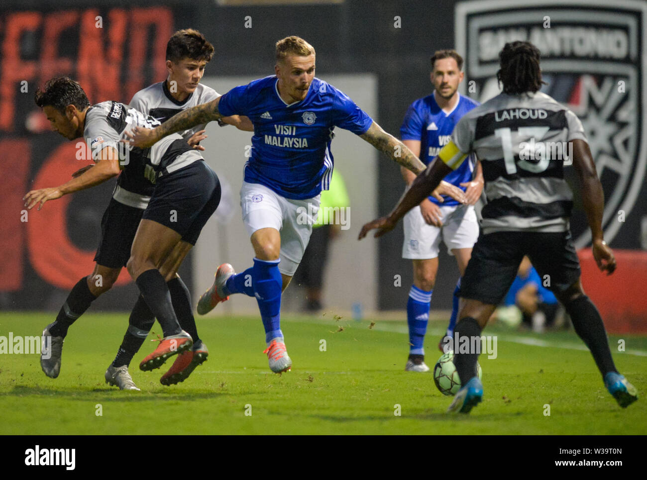 Texas, Stati Uniti d'America. 13 Luglio, 2019. Cardiff City's Danny Ward dribbling la palla oltre ad un trio di San Antonio difensori durante un amichevole internazionale Sabato, 13 luglio 2019 tra San Antonio FC e Cardiff City FC in campo Toyota in San Antonio TX. Credito: ZUMA Press, Inc./Alamy Live News Foto Stock