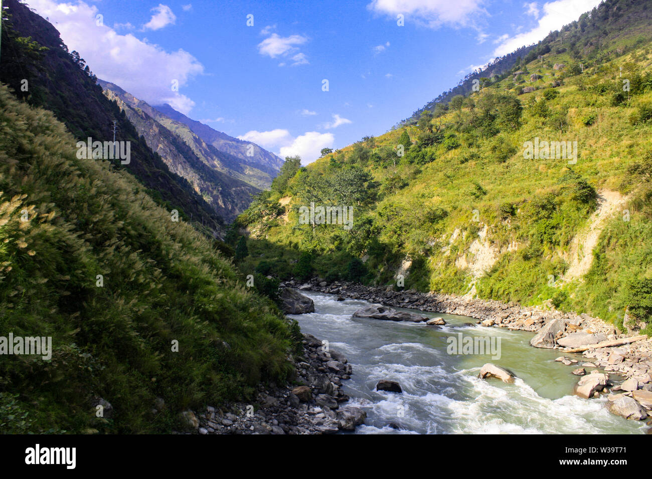 Fiume Bhotekoshi è il principale fiume fino a Kyanjin Valley. La bella e verde paesaggio terrazzato segue il percorso in tutto il viaggio. Foto Stock