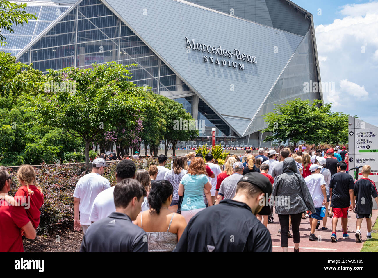 Atlanta United FC fans versando in Mercedes-Benz Stadium di Atlanta, Georgia per una Major League Soccer Game. (USA) Foto Stock
