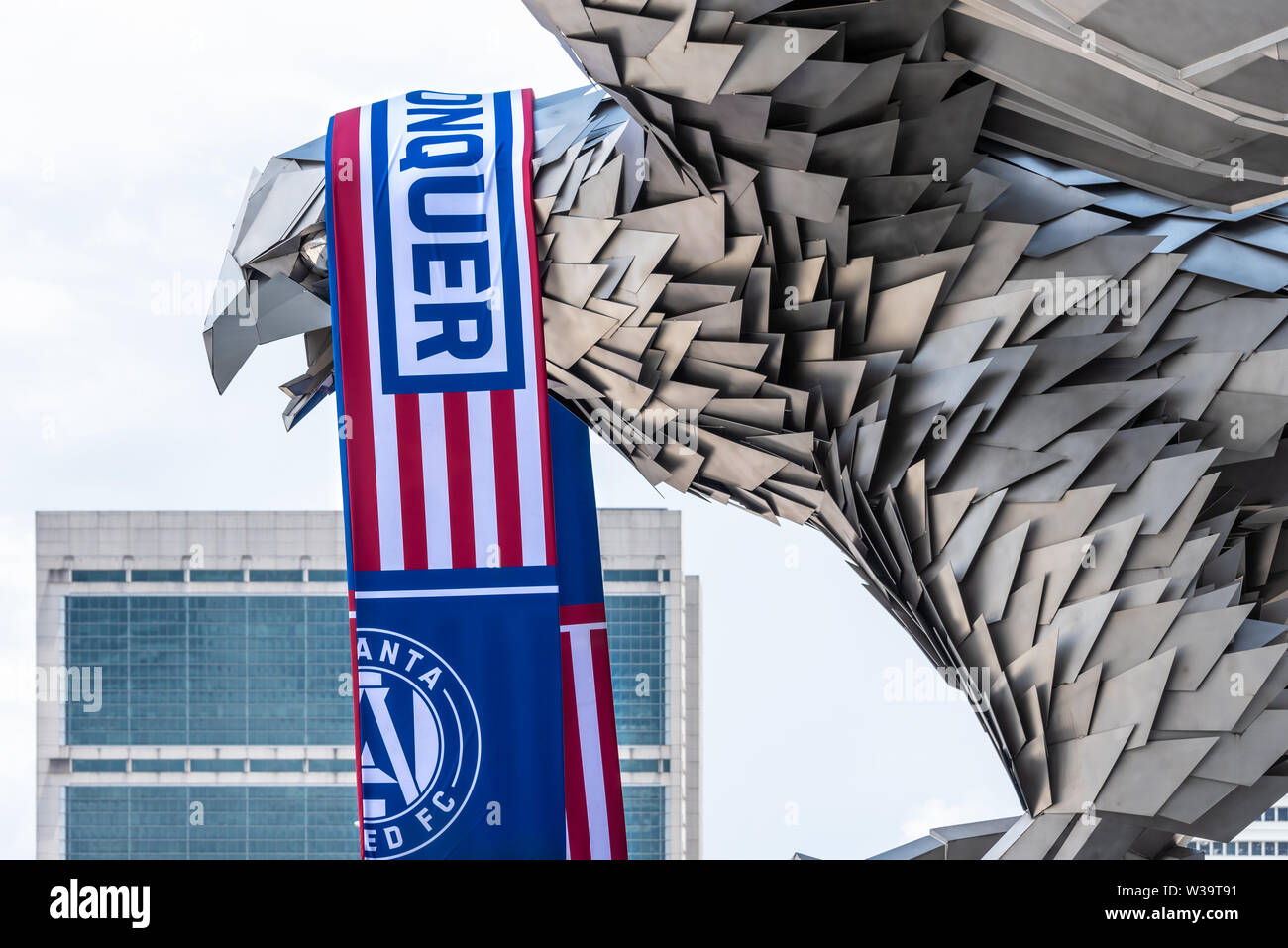 Atlanta United FC scialle drappeggiati oltre il gigante falcon scultura a Mercedes-Benz Stadium, casa degli Atlanta Regno soccer team, in Atlanta, GA. (USA) Foto Stock
