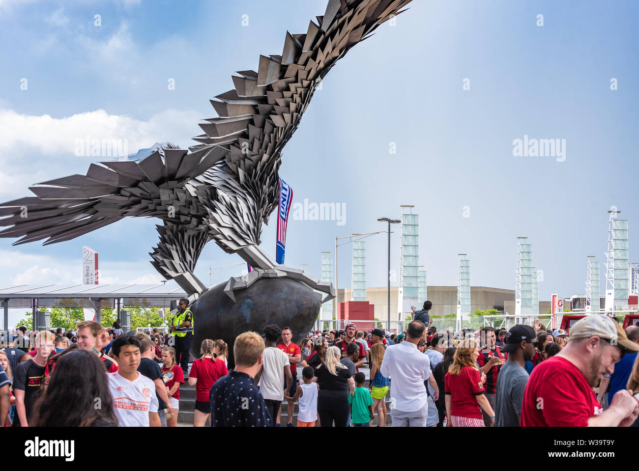 Atlanta United FC tifosi fuori di Mercedes-Benz Stadium di Atlanta, Georgia. (USA) Foto Stock