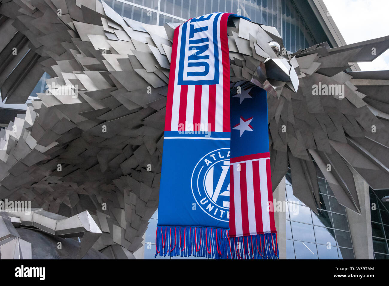 Atlanta United FC scialle drappeggiati oltre il gigante falcon scultura a Mercedes-Benz Stadium, casa degli Atlanta Regno soccer team, in Atlanta, GA. (USA) Foto Stock