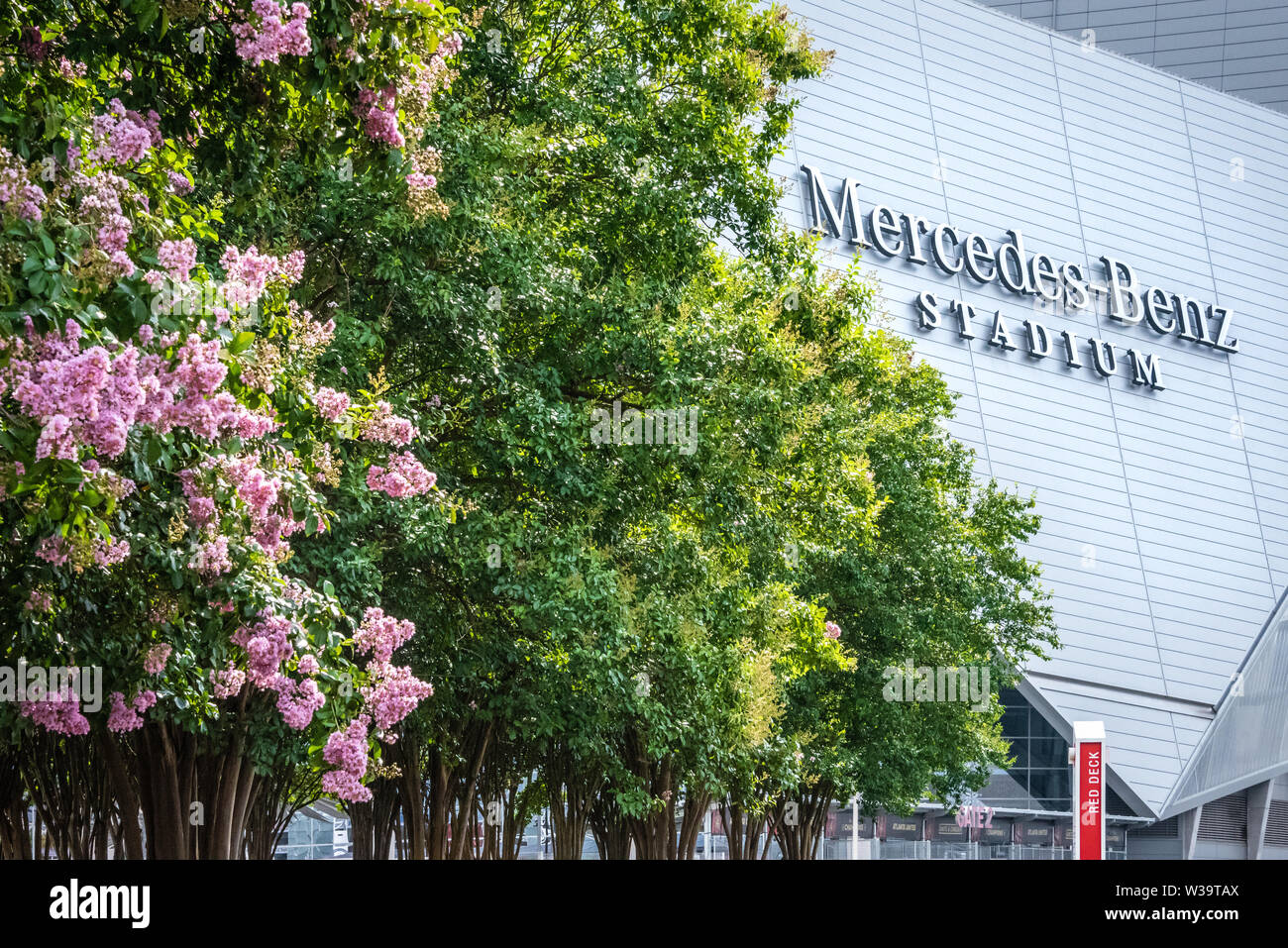 Mercedes-Benz Stadium dal Georgia International Plaza nel centro di Atlanta, Georgia. (USA) Foto Stock
