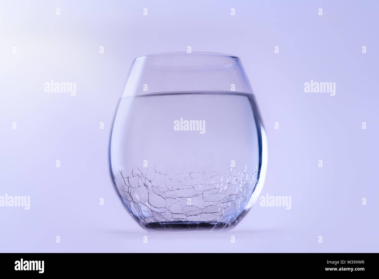 Un bicchiere di acqua fredda. Un vetro con un vetro rotto, copia dello spazio. Foto Stock