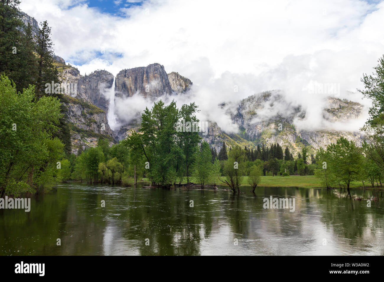 Le montagne granitiche e acqua nel Parco Nazionale di Yosemite, Stati Uniti Foto Stock