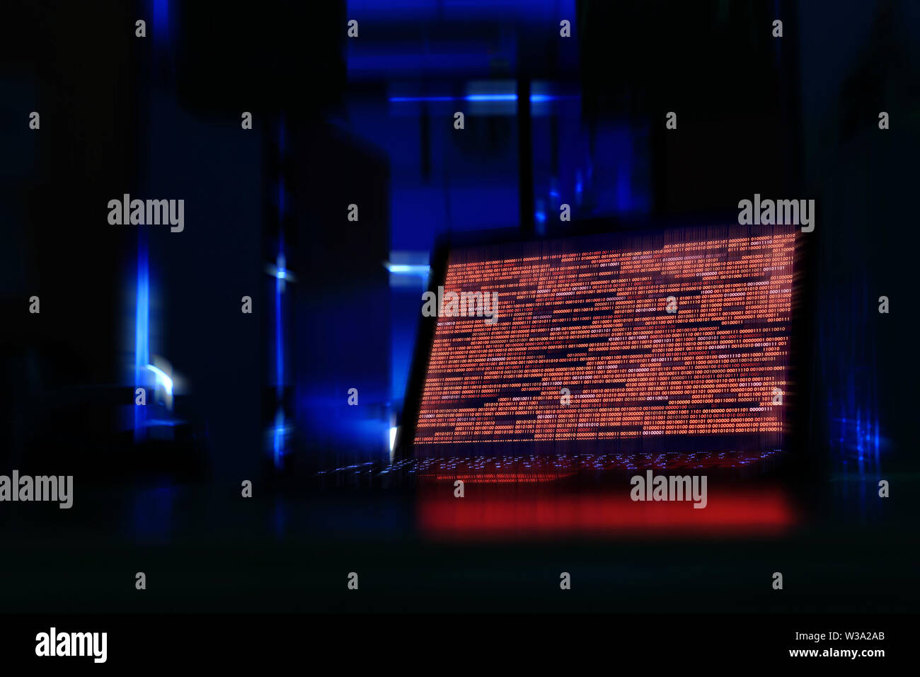 Computer portatile in una stanza buia. computer visualizzando il codice rosso significato problema errore, hacker o virus di danneggiare il sistema. Foto Stock