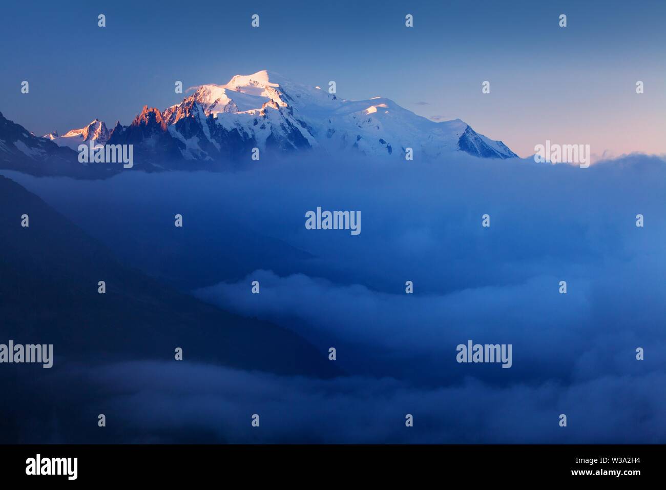 Una vista panoramica sulla valle di Chamonix dalla giornata di sole d'estate. La zona è il palcoscenico del popolare Tour del Monte Bianco, in Francia. Bella giornata di vacanze Foto Stock