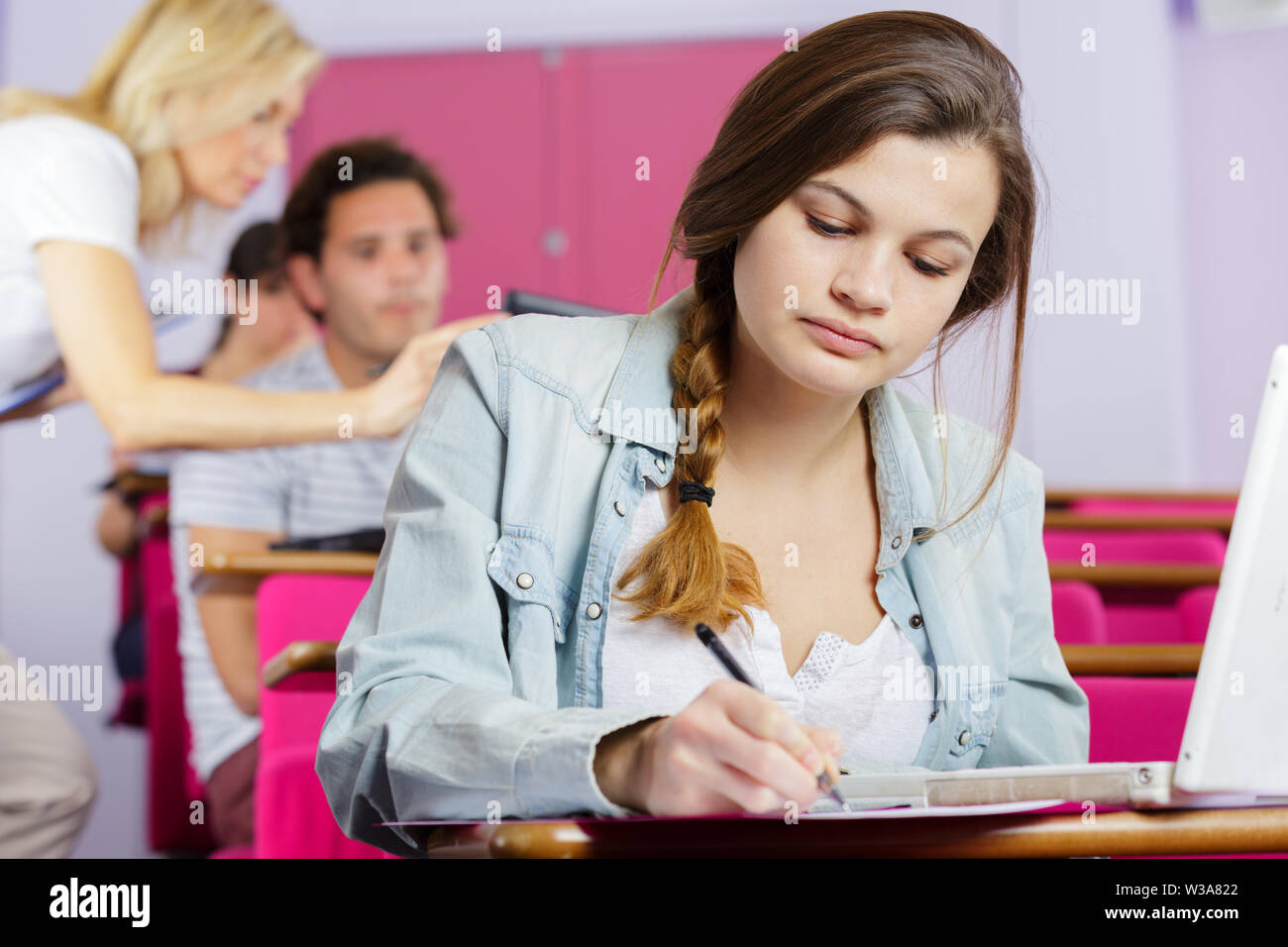 Un paio di giovani adulti sul seminario Foto Stock
