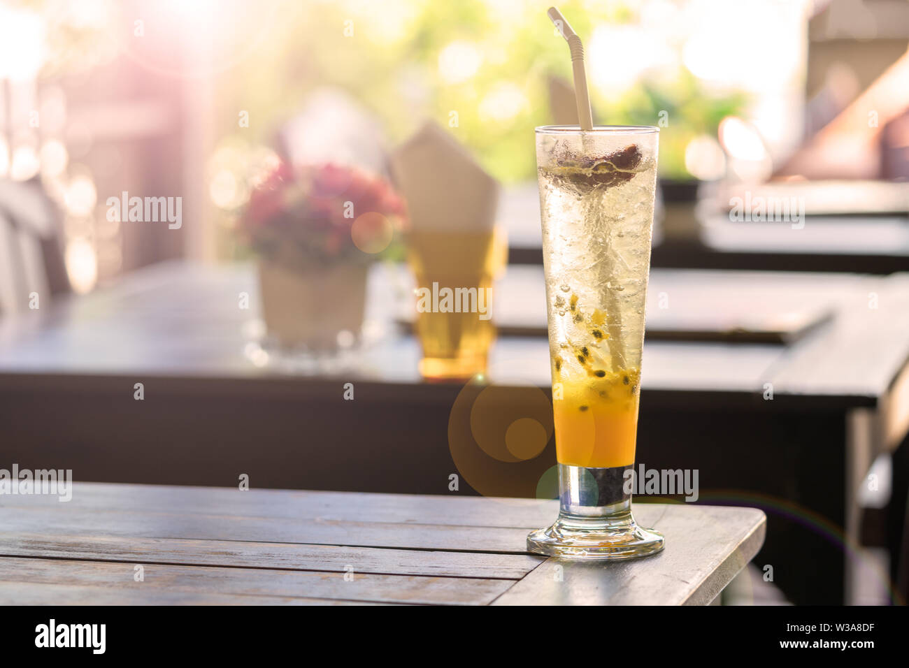 Passion Fruit Lemonade guarnita con lime e menta Foto Stock