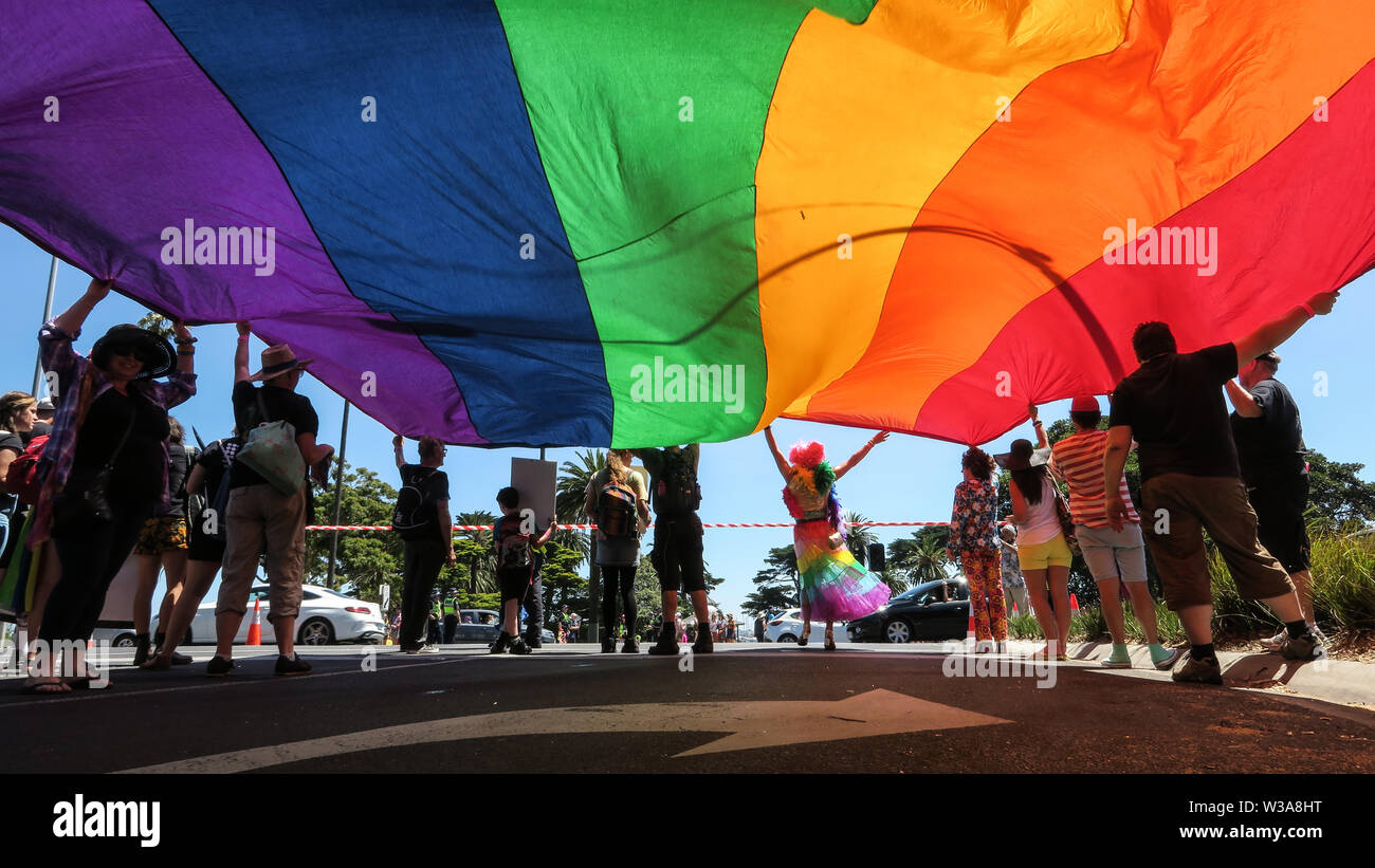 Melbourne Australia : La bandiera arcobaleno è orgogliosa di essere trasportati in un Gay Pride sfilano per le strade di Melbourne. Foto Stock