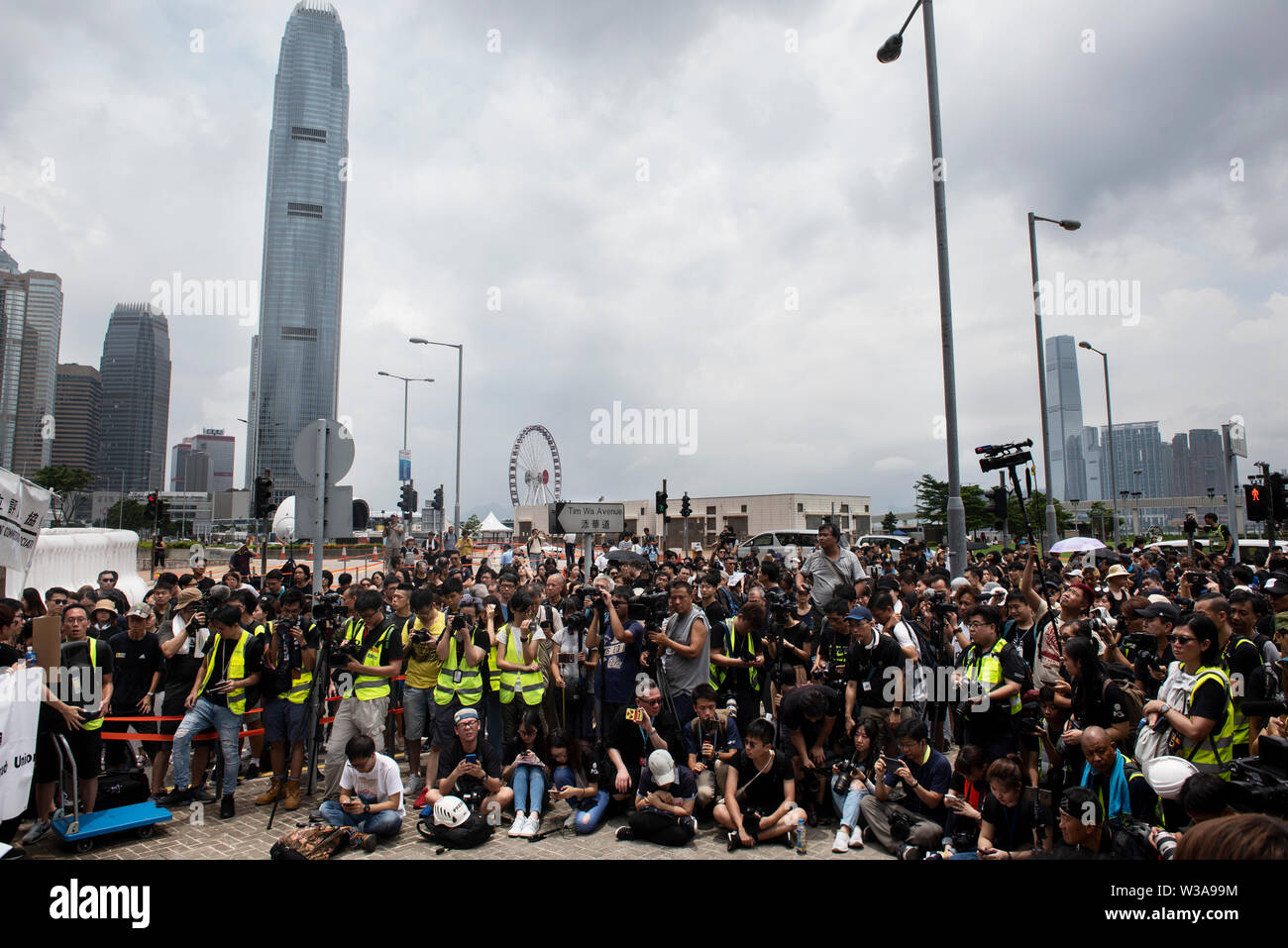 Hong Kong, Cina. 14 Luglio, 2019. Photojournalists fotografia media i colleghi durante una marcia silenziosa esigente la polizia per arrestare aggressione a giornalisti e ostruire il reporting in Hong Kong. Credito: SOPA Immagini limitata/Alamy Live News Foto Stock