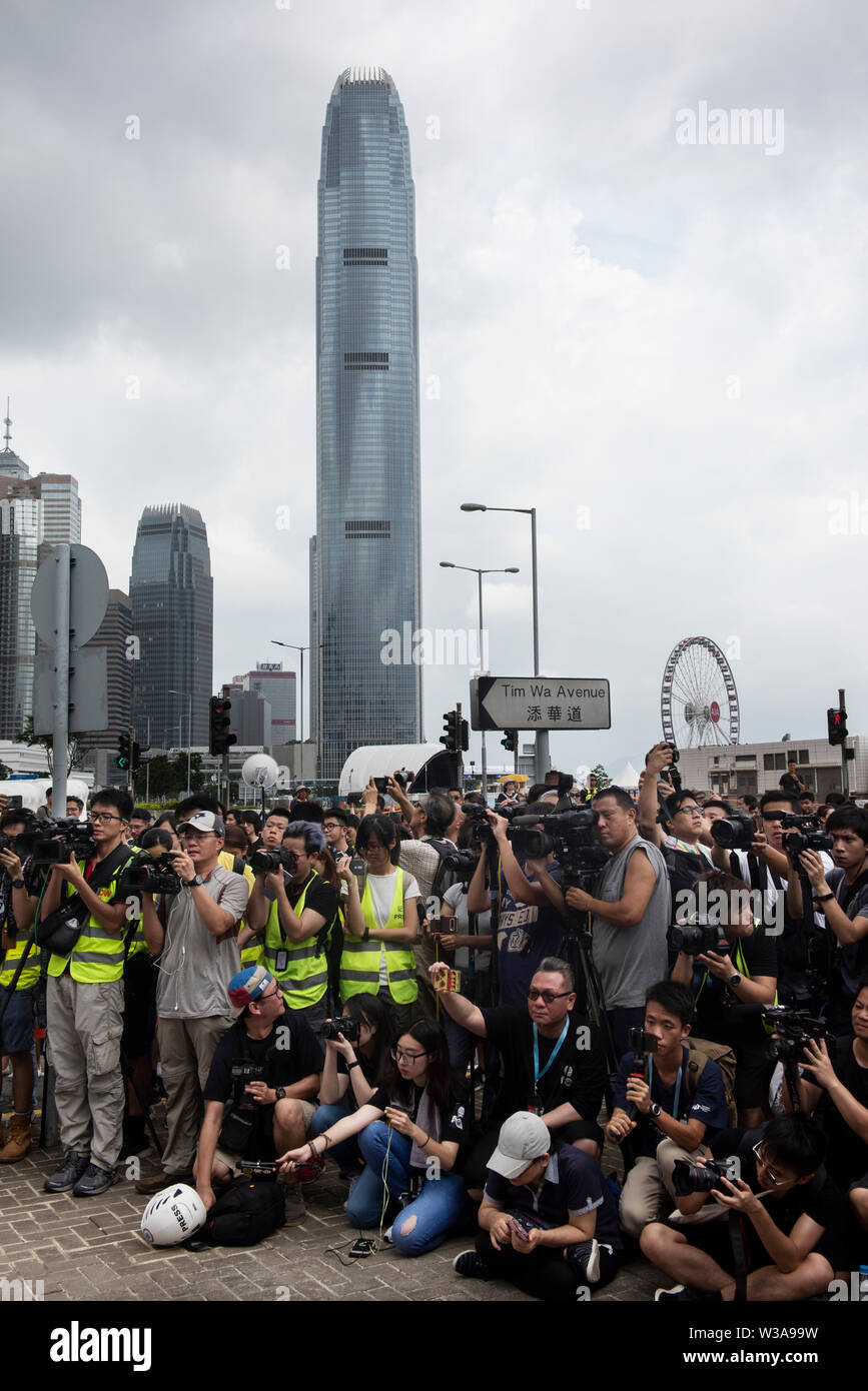 Hong Kong, Cina. 14 Luglio, 2019. Photojournalists fotografia media i colleghi durante una marcia silenziosa esigente la polizia per arrestare aggressione a giornalisti e ostruire il reporting in Hong Kong. Credito: SOPA Immagini limitata/Alamy Live News Foto Stock