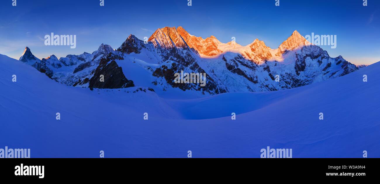Vista del paesaggio innevato con le montagne Dent Blanche e Weisshorn nelle Alpi svizzere vicino a Zermatt. Panorama del Weisshorn Foto Stock