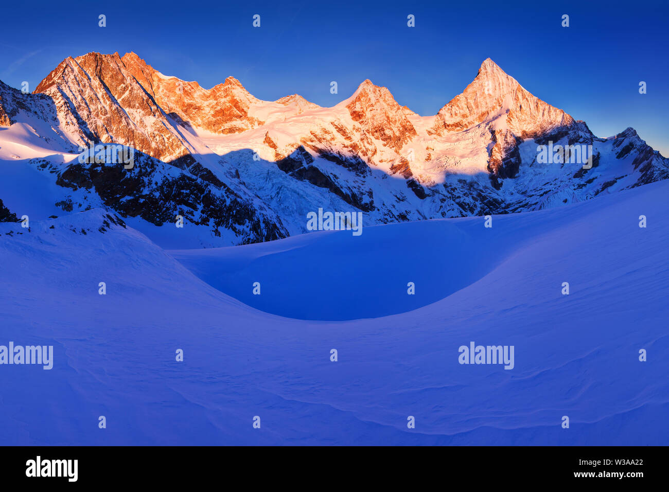 Vista del paesaggio innevato con le montagne Dent Blanche e Weisshorn nelle Alpi svizzere vicino a Zermatt. Panorama del Weisshorn Foto Stock