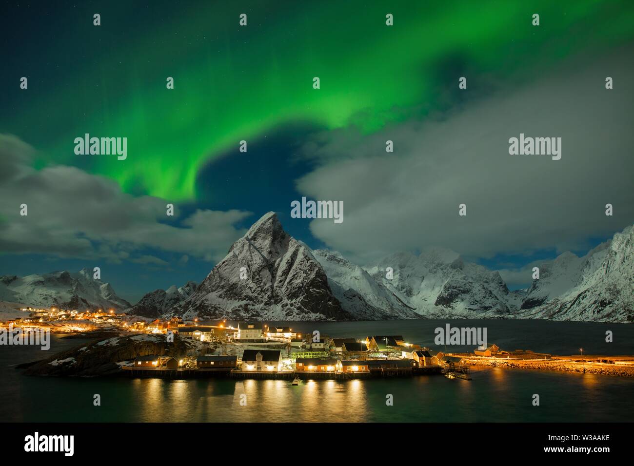 Aurora Borealis sulle Isole Lofoten, Norvegia. Luci verdi a nord sopra le montagne. Cielo notturno con cielo polare sopra il cerchio artico. Paesaggio invernale Foto Stock