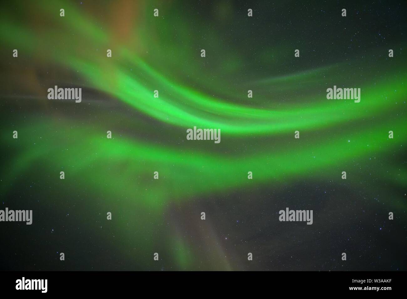 Aurora Borealis sulle Isole Lofoten, Norvegia. Luci verdi a nord sopra le montagne. Cielo notturno con cielo polare sopra il cerchio artico. Paesaggio invernale Foto Stock