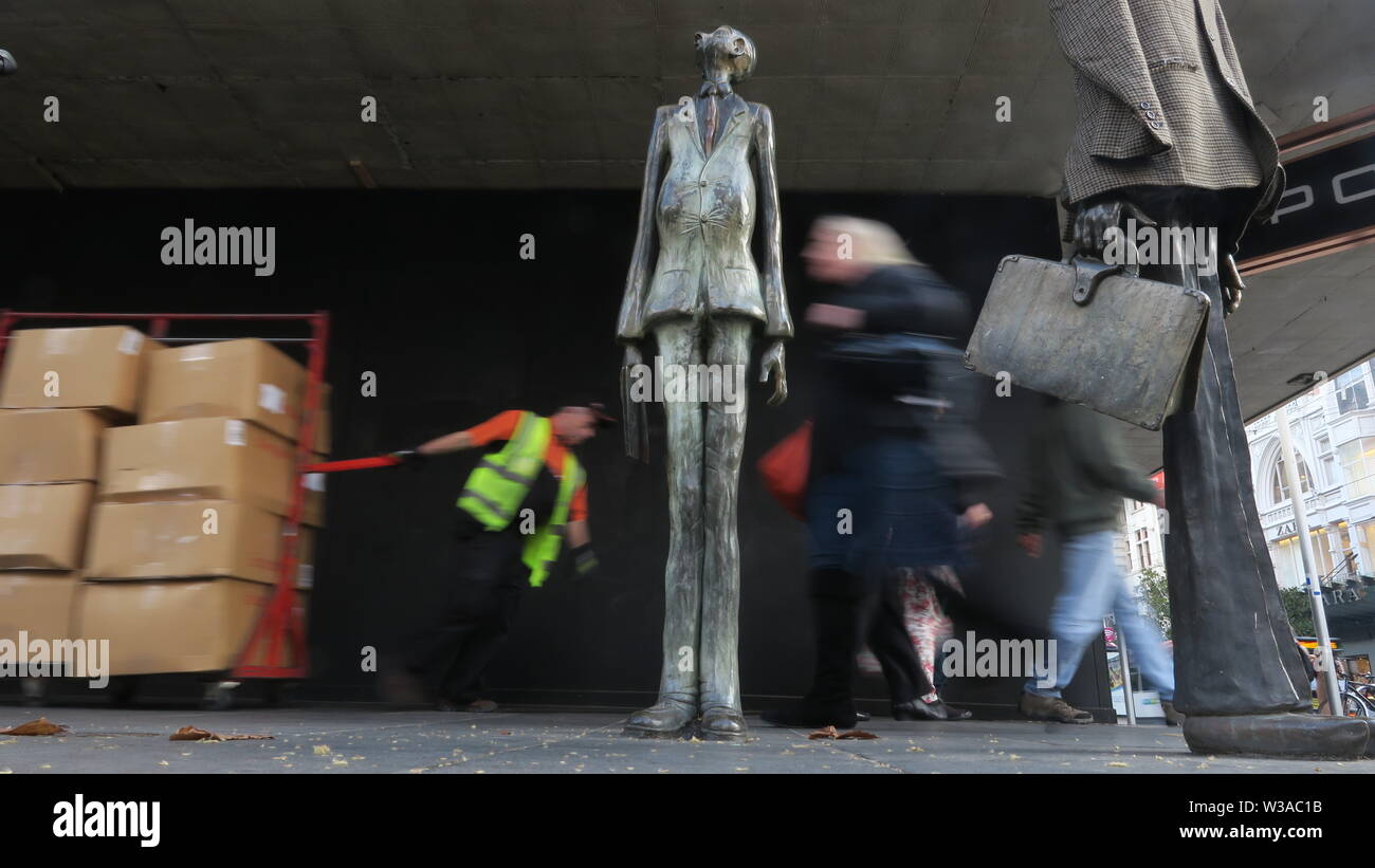 Melbourne Australia : " Tre uomini di affari che hanno portato il proprio pranzo: Batman, Swanston e Hoddle" Scultura in Swanston Street. Foto Stock