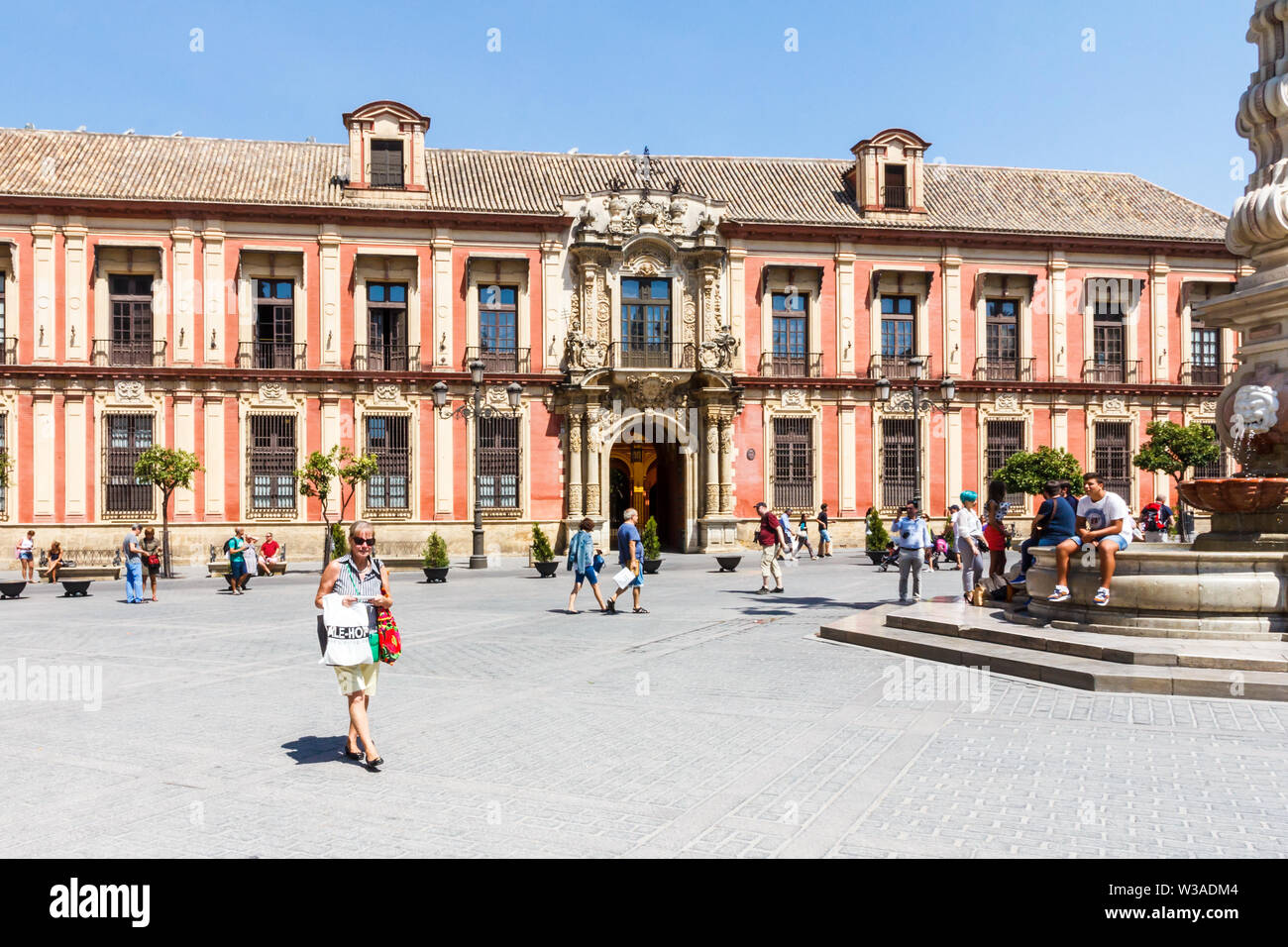 Siviglia, Spagna - 3 Settembre 2015: i turisti a piedi attorno a Plaza Virgen de los Reyes. Questa è una delle principali piazze della città vecchia. Foto Stock