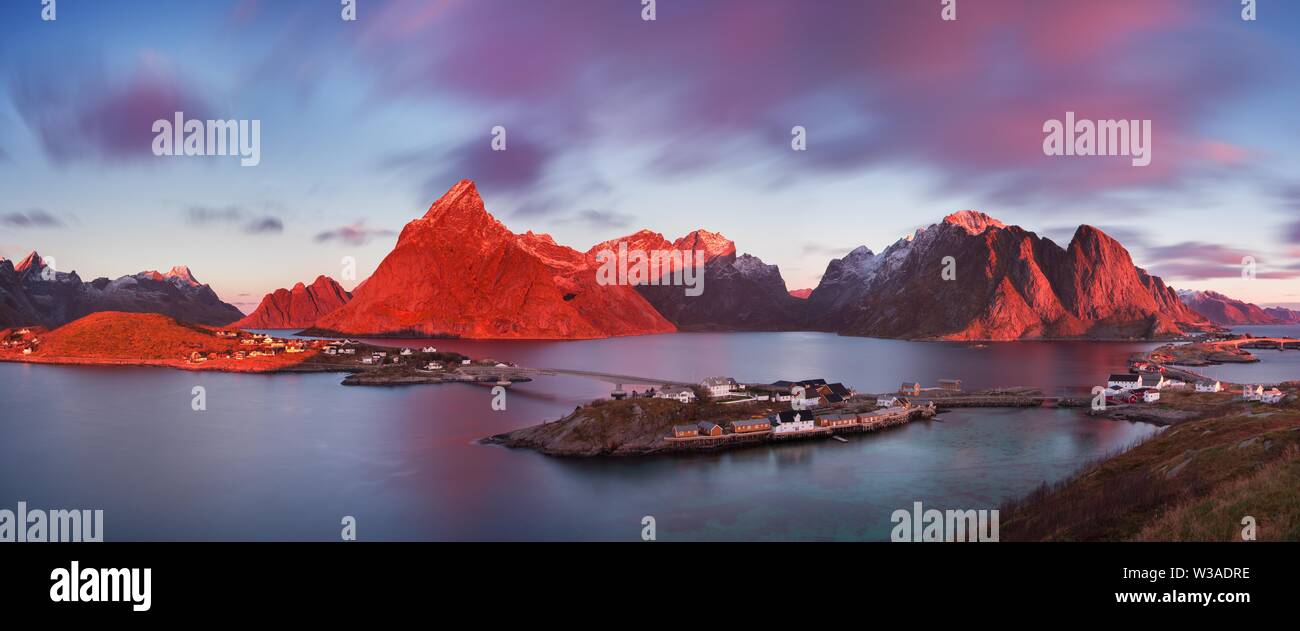 Fiordo panoramico sulle isole Lofoten, Reine, Norvegia. Prima neve in montagna. Paesaggio specifico fiordi e rocce di wint. Circolo polare artico. Paesaggio con mare Foto Stock