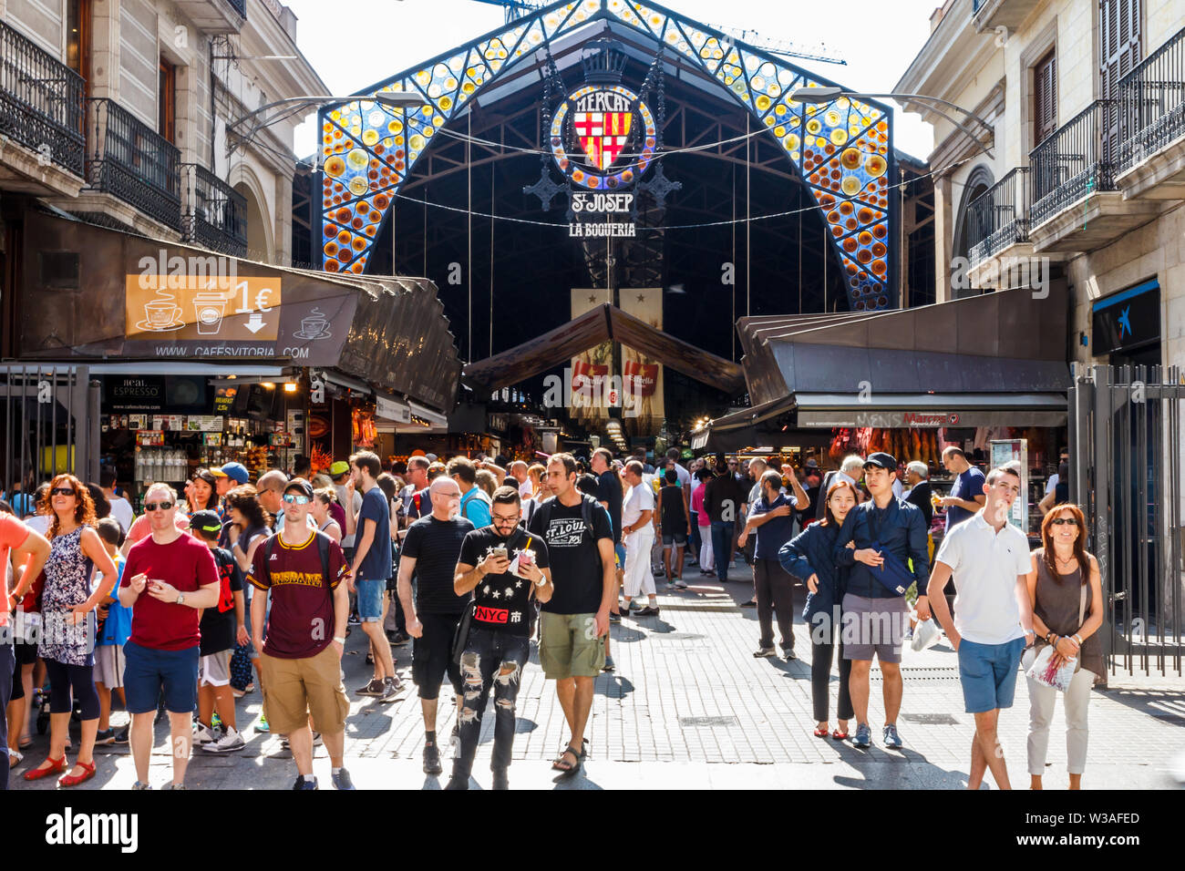 Barcellona, Spain-September 5° 2015: turisti fuori dell'entrata al Mercat de Sant Josep de la Boqueria. Il mercato è famoso per la qualità processo di produ Foto Stock