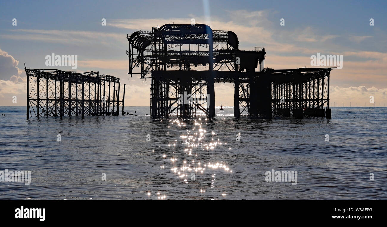 Tutto ciò che rimane del Molo di Brighton in East Sussex dopo fire spazzato attraverso tutta la struttura lasciando un fantasma della silhouette contro il cielo. Foto Stock