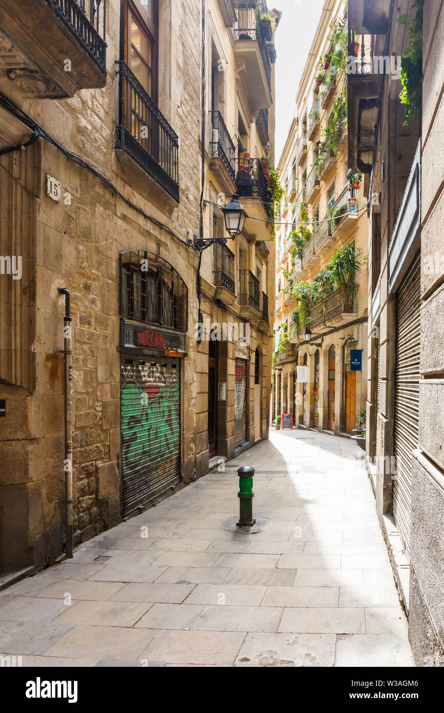 Barcellona, Spain-September 5° 2015: tipica stradina nel quartiere Gotico. Il traffico non è consentito nella maggior parte delle strade. Foto Stock