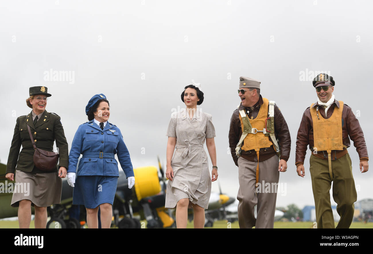 Re-enactors dagli Angeli sulla nostra ali, una seconda guerra mondiale rievocazione gruppo, durante il Flying Legends Air Show a IWM Duxford, Cambridgeshire. Foto Stock