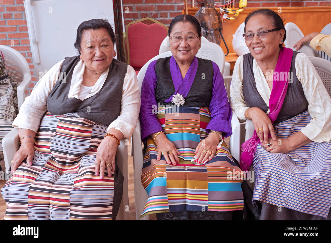 Un poste ritratto di 3 nepalesi per le donne anziane in mode etniche presso lo Sherpa Kyidug tempio di Elmhurst, Queens, a New York City. Foto Stock
