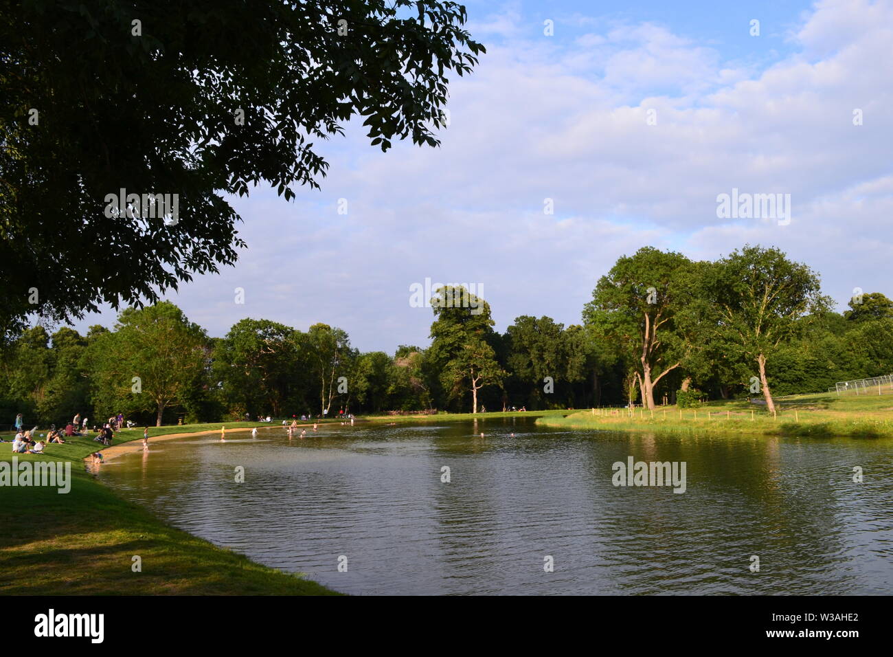 Il riaperto Beckenham Place Park con recentemente creato 283m Lago e spiaggia, antichi boschi, praterie e mansion con bar, cafe e comunità locali Foto Stock