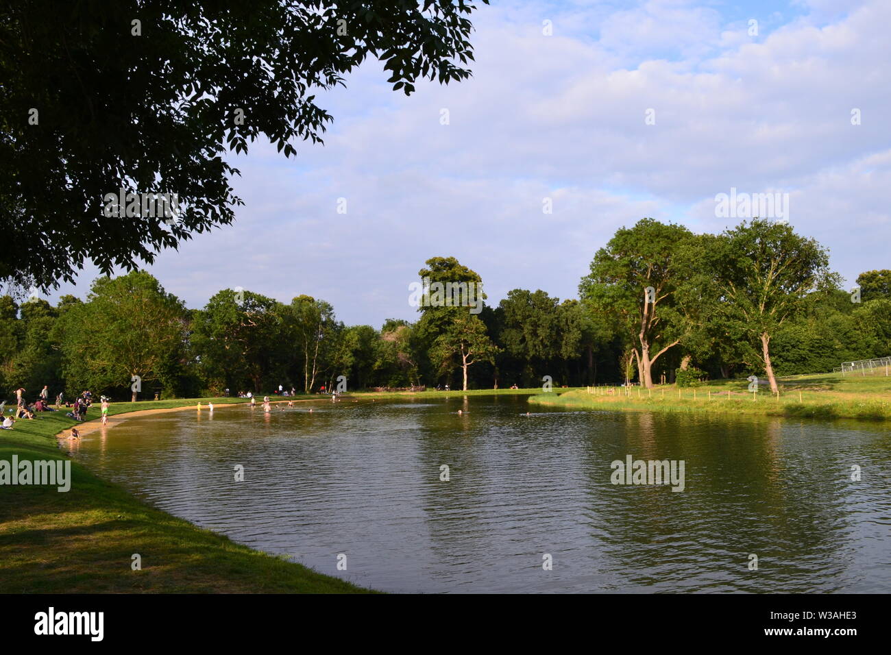 Il riaperto Beckenham Place Park con recentemente creato 283m Lago e spiaggia, antichi boschi, praterie e mansion con bar, cafe e comunità locali Foto Stock