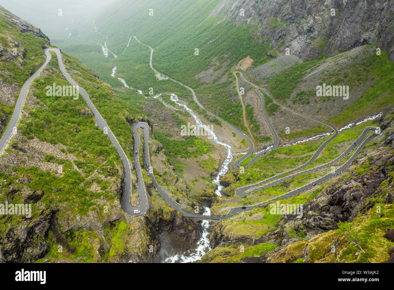 Percorso di trolles, la strada curva in tutta la montagna, Trollstigen, Rauma comune, More og Romsdal, County, Norvegia Foto Stock