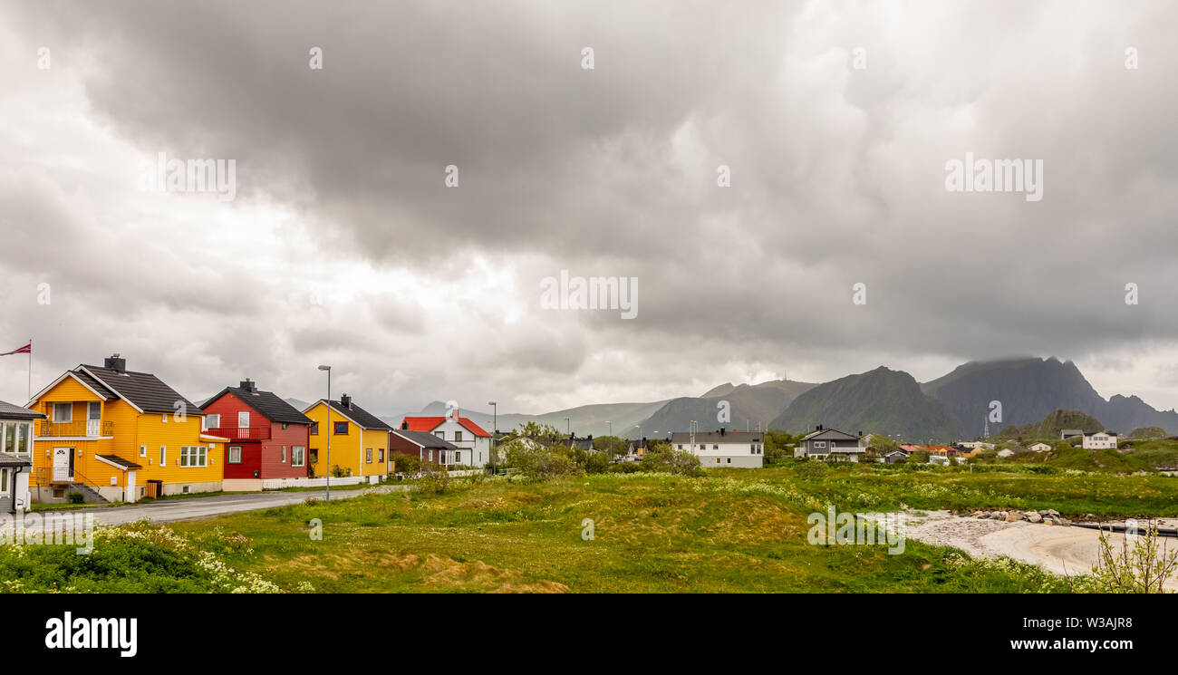 Giallo, rosso e bianco norvegese di case lungo la strada nel villaggio Andenes, Andoy comune, quartiere Vesteralen, Nordland county, Norvegia Foto Stock
