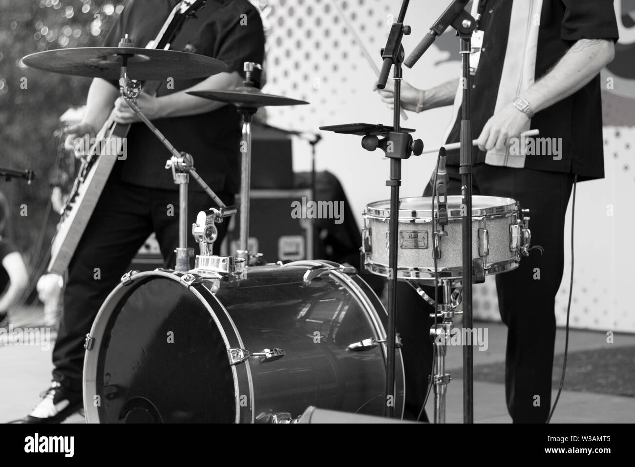 Mosca - Giugno 2019. Una banda di strada sulla piattaforma di musica. Mani gioca su strumenti a percussione e bass balalaika. Parte del corpo maschile di musicisti. L'ente Foto Stock