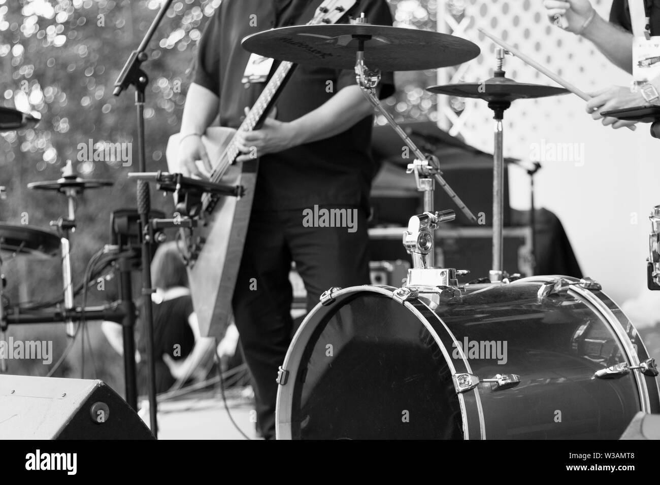 Immagine ritagliata della street band nel parco della città. Maschio di musicisti che suonano strumenti a percussione e bass balalaika. Foto Stock