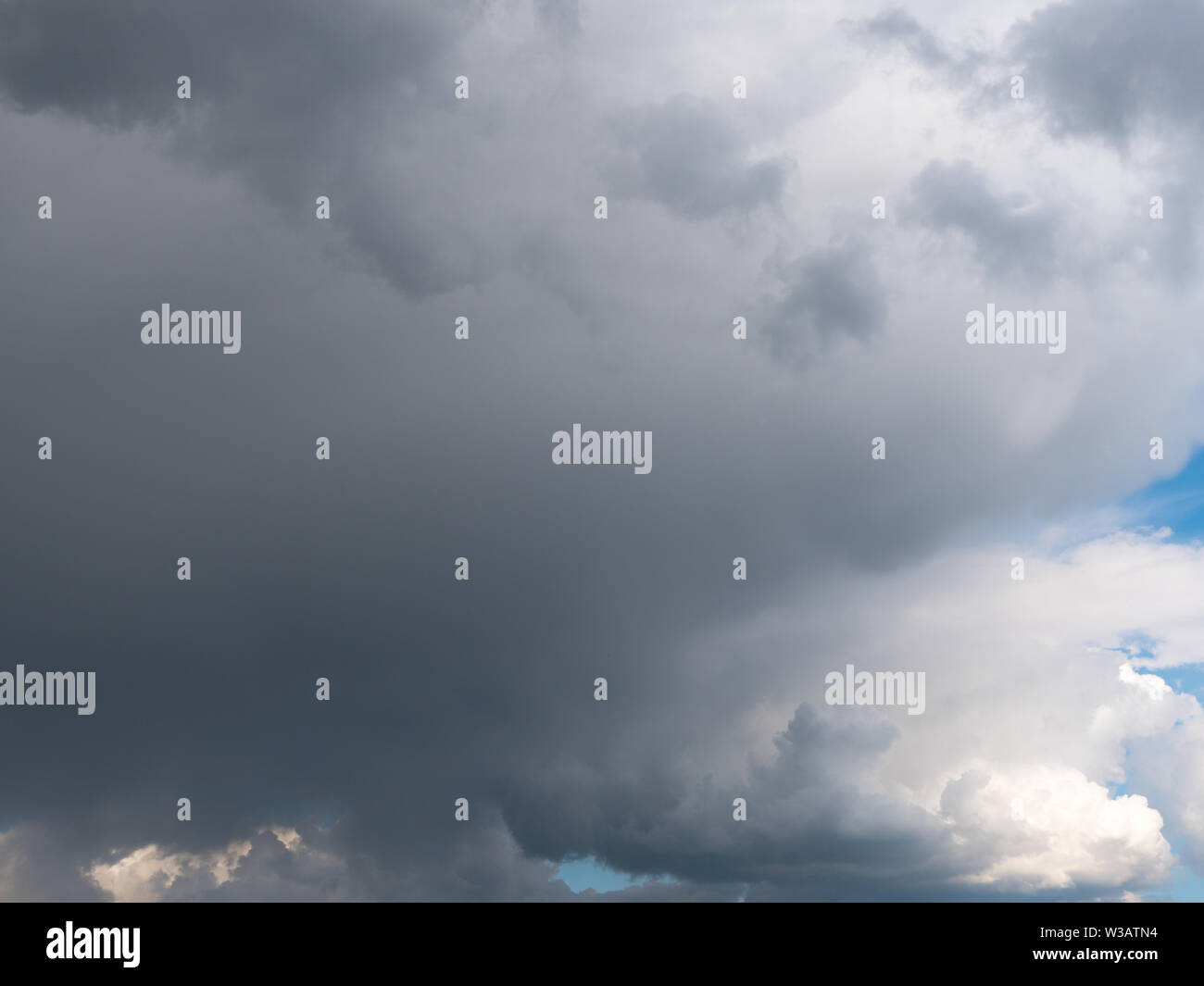 Bella varie forme nuvole nel cielo alto Foto Stock