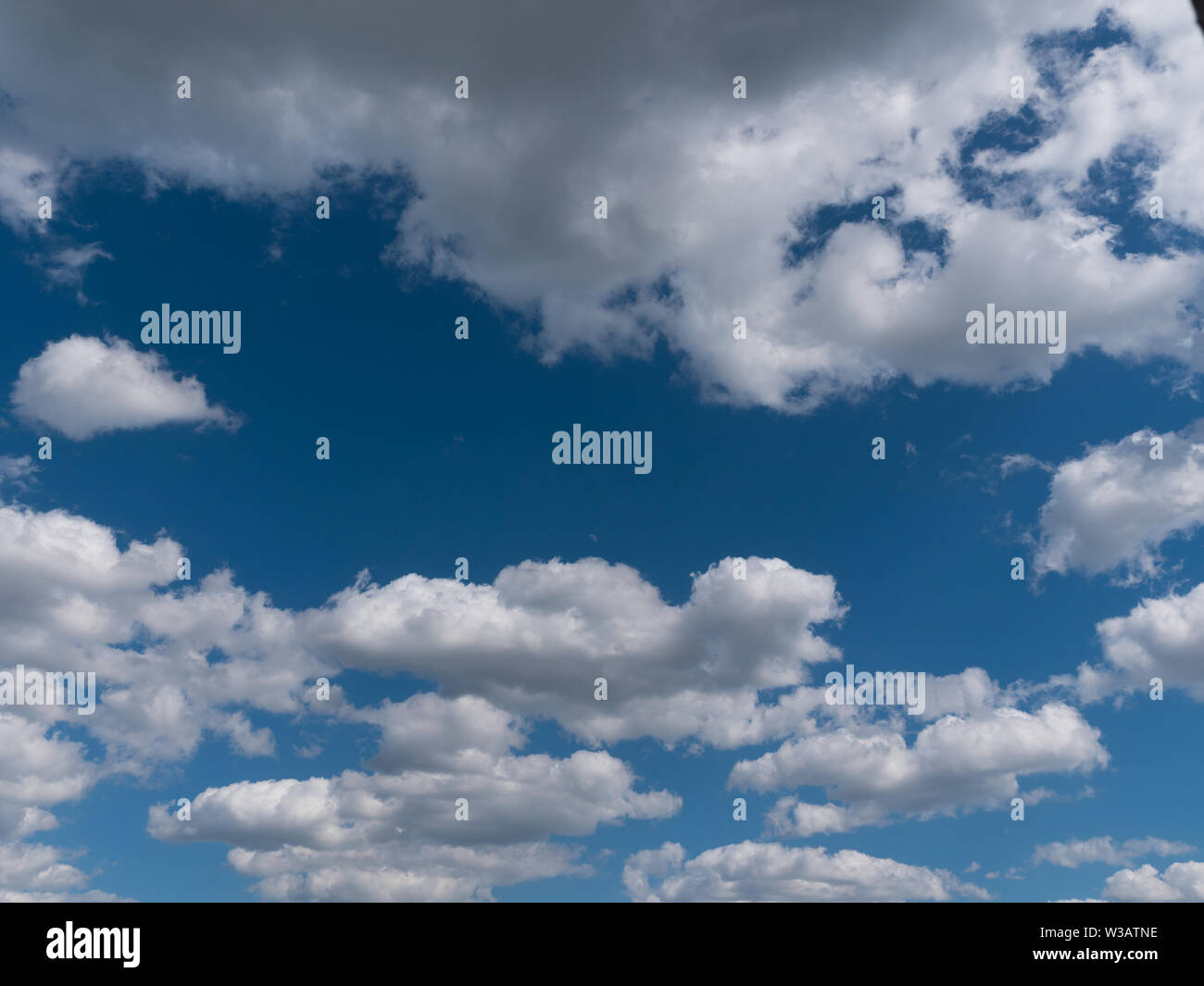 Bellissimo il bianco delle nuvole nel cielo blu Foto Stock