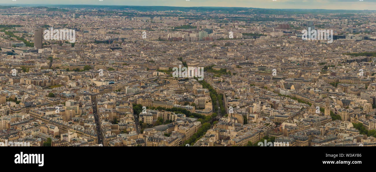 Splendida antenna grande foto panoramica di Parigi con la famosa e rinomata Arc de Triomphe monumento all'estremità occidentale del Champs-Élysées, all' Foto Stock