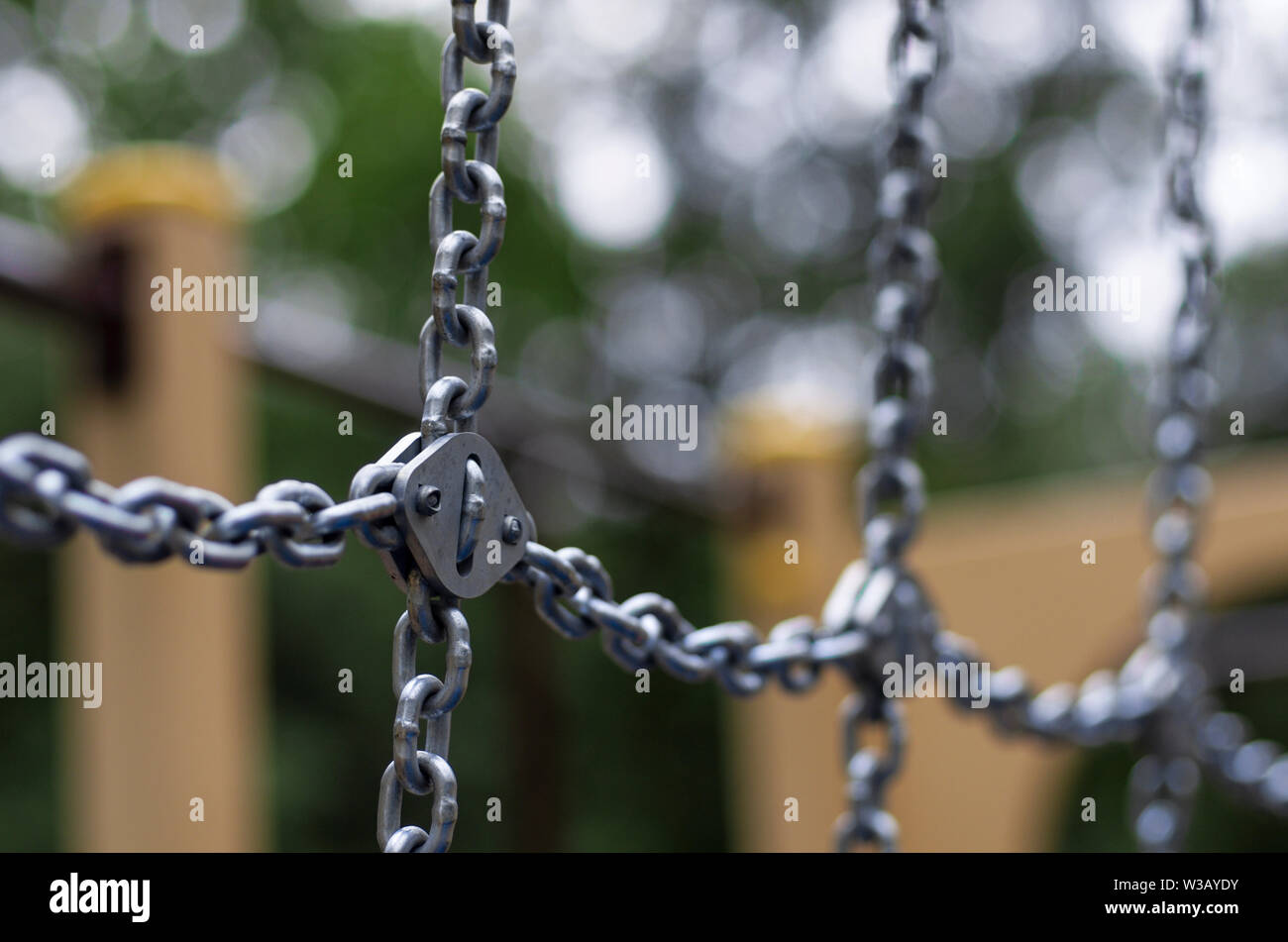 Un sacco di lucido maglie di catena di diagonale e trasversale su sfondo bokeh bella Foto Stock