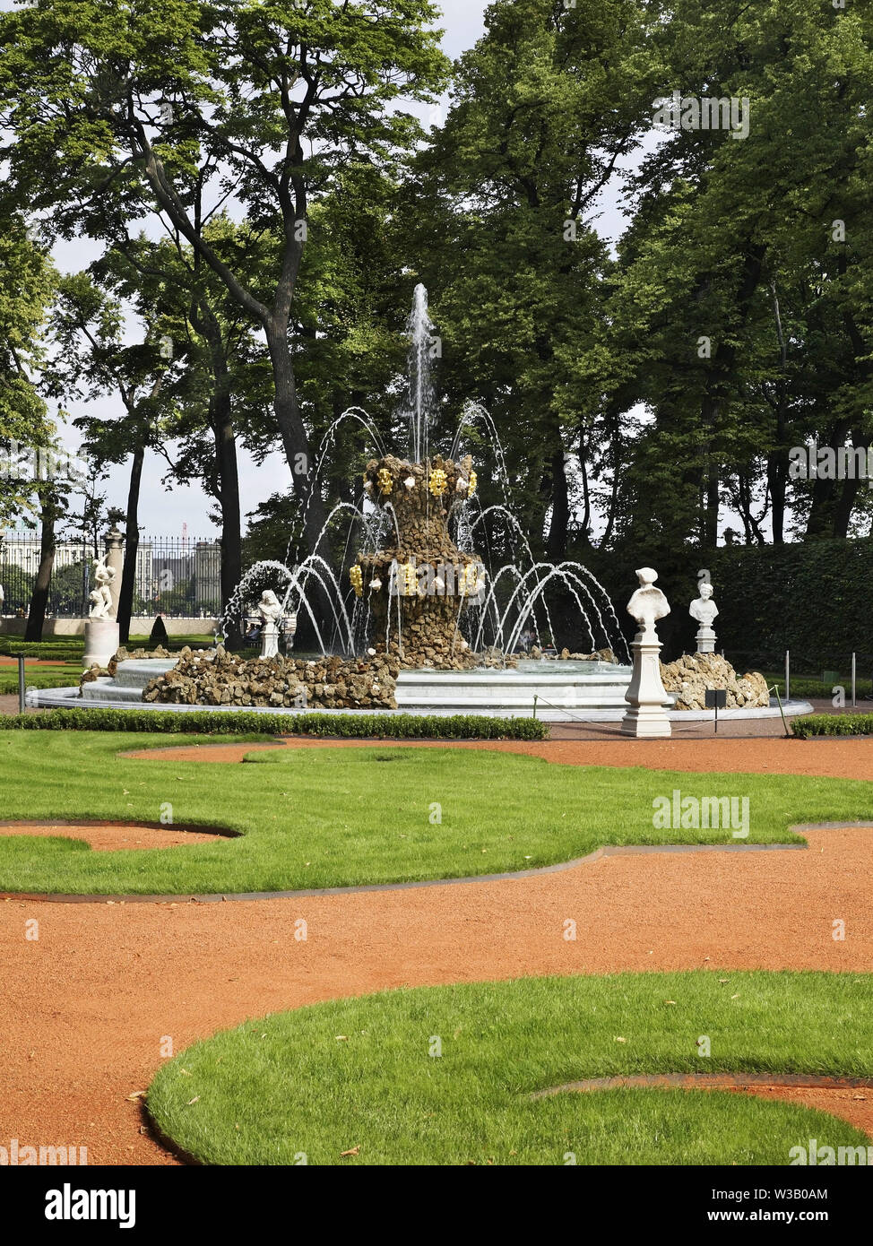 Fontana della corona al giardino estivo a San Pietroburgo. La Russia Foto Stock