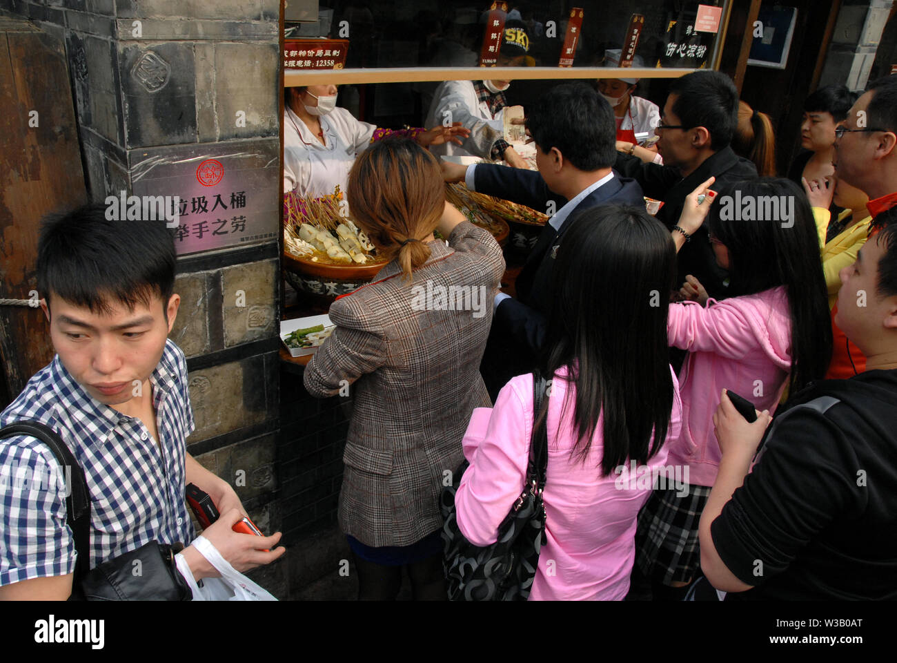 Sichuan locale sul cibo Jinli Street, Chengdu. Strano, bizzarro e bizzarro cibo. Pressione di stallo di Strada, cibo cinese, street food, Jinli Street, Sichuan, in Cina. Foto Stock